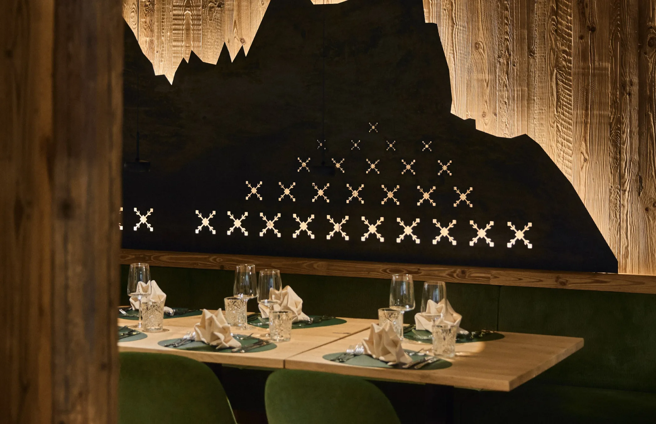 Accogliente e raffinato ambiente interno del Miky's Grill all’Hotel Mesdí ad Arabba, con tavoli apparecchiati e atmosfera calda ideale per gustare piatti della tradizione.